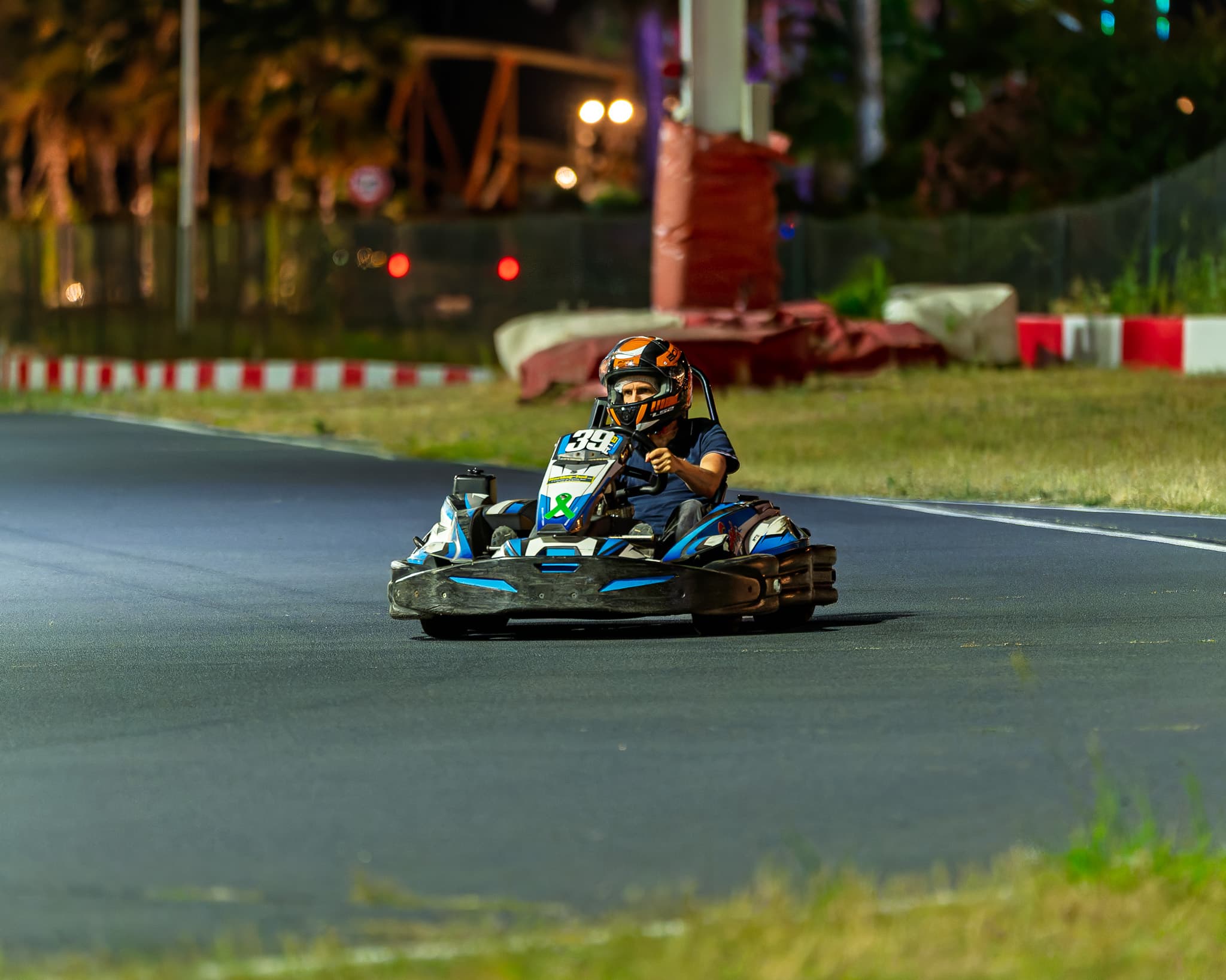 Kart en piste sur le circuit MegaKart