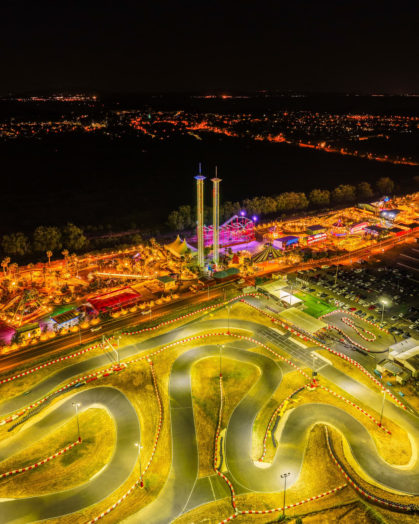 Le circuit MegaKart éclairé à la nuit tombée