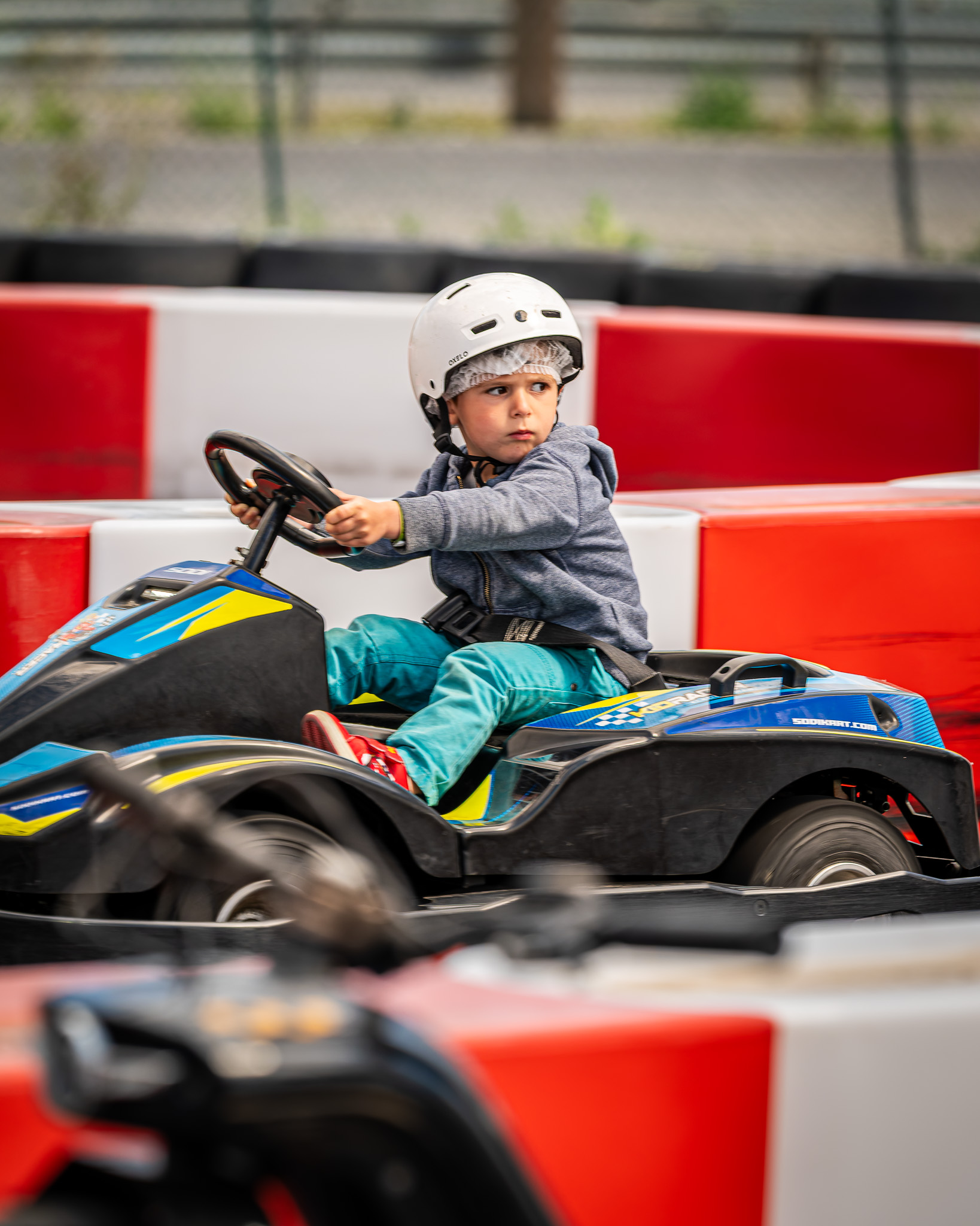 Enfant au volant d'un Baby Kart