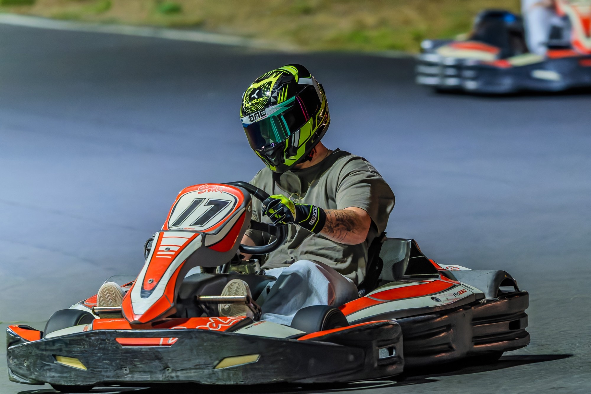 Pilote en RX250 en pleine courbe